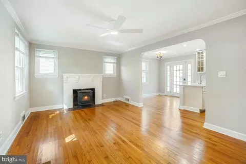 Living - 811 Langley Dr, Silver Spring, MD 20901 photo 2 of 4