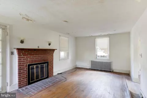 Living - 15526 Holly Grove Rd, Silver Spring, MD 20905 photo 2 of 3