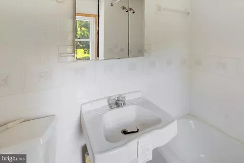 Bath - 15526 Holly Grove Rd, Silver Spring, MD 20905 photo 1 of 1