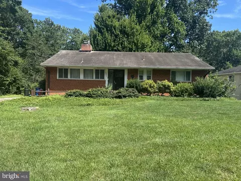 10225 Farnham Dr, Bethesda, MD 20814