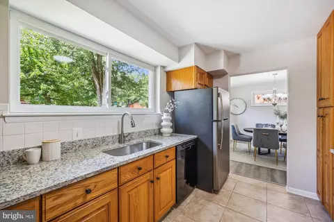 905 Kenbrook Dr, Silver Spring, MD 20902 photo 8