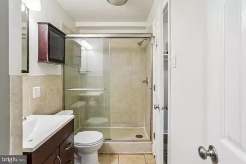 Bath - 1900 Lyttonsville Rd #602, Silver Spring, MD 20910 photo 2 of 3