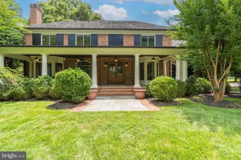 8908 Holly Leaf Ln, Bethesda, MD 20817