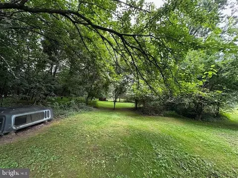 Exterior - 15701 Edwards Ferry Rd, Poolesville, MD 20837 photo 5 of 7