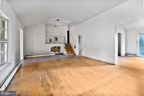 Living - 500 Burnt Mills Ave, Silver Spring, MD 20901 photo 2 of 3