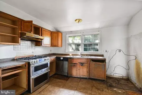 Kitchen - 500 Burnt Mills Ave, Silver Spring, MD 20901 photo 2 of 2