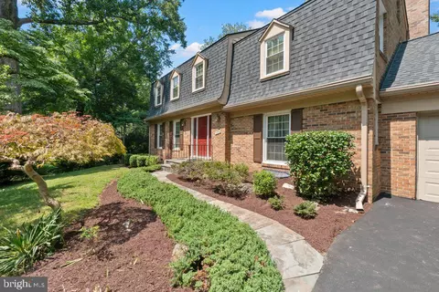 9704 Hall Rd, Potomac, MD 20854