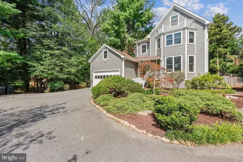 6411 Wilson Ln, Bethesda, MD 20817