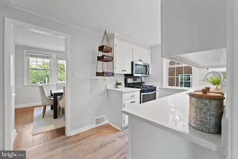 Entry Way - 9301 Mintwood St, Silver Spring, MD 20901 photo 3 of 7