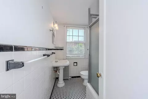 Bath - 2219 Washington Ave #203, Silver Spring, MD 20910 photo 1 of 1