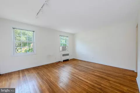 Living - 2219 Washington Ave #203, Silver Spring, MD 20910 photo 1 of 2