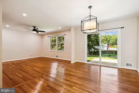 Living - 14908 Flintstone Ln, Silver Spring, MD 20905 photo 5 of 9