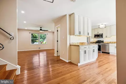 Entry Way - 14908 Flintstone Ln, Silver Spring, MD 20905 photo 3 of 7