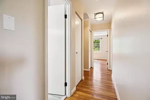 Entry Way - 14908 Flintstone Ln, Silver Spring, MD 20905 photo 5 of 7
