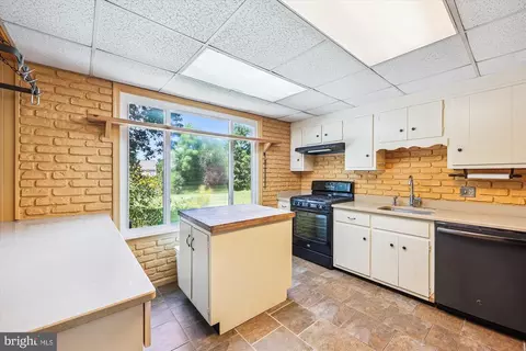 Kitchen - 17 Diller Ct, Boyds, MD 20841 photo 1 of 5