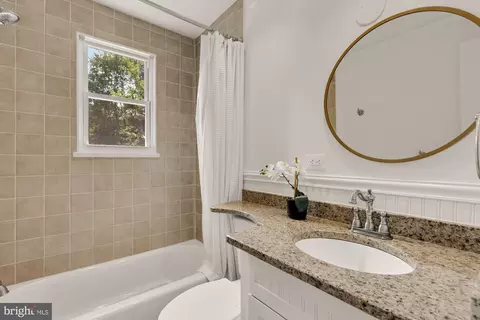 Bath - 9811 Dallas Ave, Silver Spring, MD 20901 photo 2 of 3