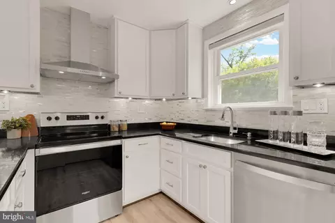 Kitchen - 9811 Dallas Ave, Silver Spring, MD 20901 photo 5 of 6