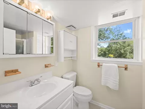 Bath - 15225 Barnesville Rd, Boyds, MD 20841 photo 6 of 7