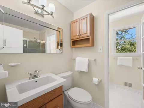 Bath - 15225 Barnesville Rd, Boyds, MD 20841 photo 4 of 7