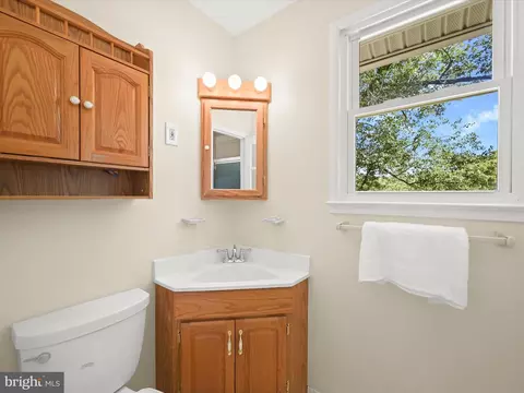 Bath - 15225 Barnesville Rd, Boyds, MD 20841 photo 2 of 7