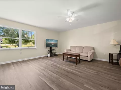 Living - 15225 Barnesville Rd, Boyds, MD 20841 photo 4 of 8