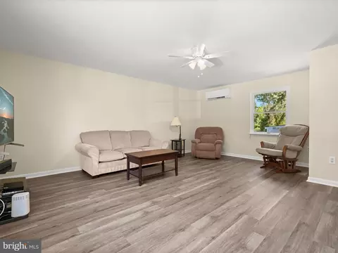 Living - 15225 Barnesville Rd, Boyds, MD 20841 photo 5 of 8
