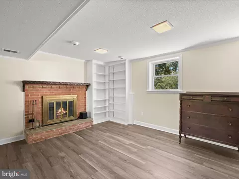 Living - 15225 Barnesville Rd, Boyds, MD 20841 photo 7 of 8