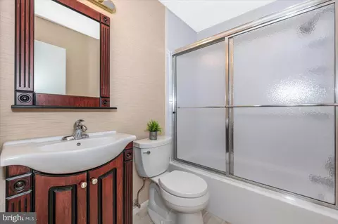 Bath - 17125 Hoskinson Rd, Poolesville, MD 20837 photo 1 of 2