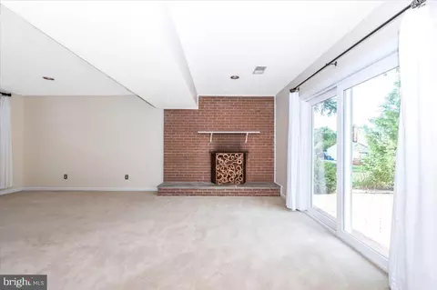 Living - 17125 Hoskinson Rd, Poolesville, MD 20837 photo 10 of 15
