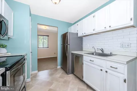 Kitchen - 17125 Hoskinson Rd, Poolesville, MD 20837 photo 2 of 3