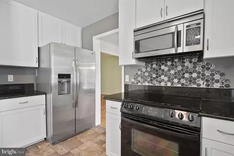 Kitchen - 13510 Winding Trail Ct, Silver Spring, MD 20906 photo 4 of 5
