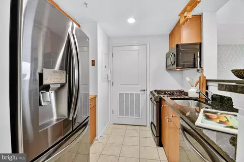Kitchen - 930 Wayne Ave #1004, Silver Spring, MD 20910 photo 2 of 4