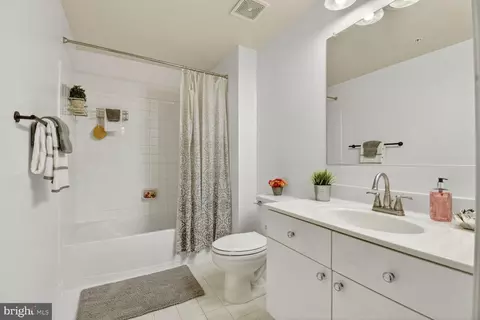Bath - 930 Wayne Ave #1004, Silver Spring, MD 20910 photo 1 of 1