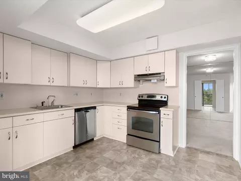 Kitchen - 15101 Interlachen Dr #1-914, Silver Spring, MD 20906 photo 2 of 2