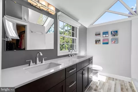 Bath - 9601 Sutherland Rd, Silver Spring, MD 20901 photo 2 of 5
