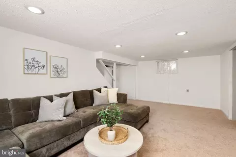 Living - 9601 Sutherland Rd, Silver Spring, MD 20901 photo 3 of 3