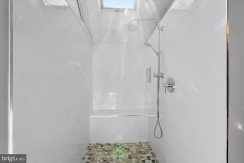 Bath - 9601 Sutherland Rd, Silver Spring, MD 20901 photo 4 of 5