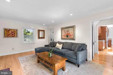 Living - 9601 Sutherland Rd, Silver Spring, MD 20901 photo 2 of 3