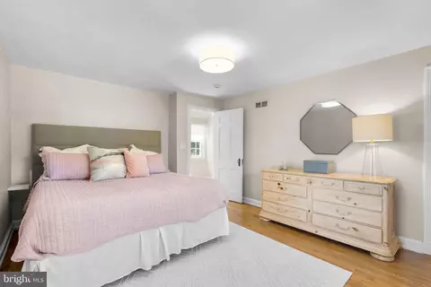 Bedroom - 9601 Sutherland Rd, Silver Spring, MD 20901 photo 3 of 7