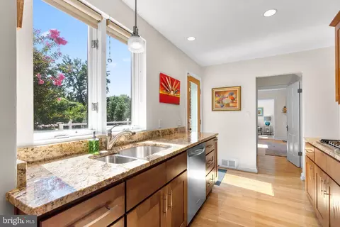 Kitchen - 9601 Sutherland Rd, Silver Spring, MD 20901 photo 4 of 4