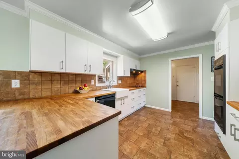 Kitchen - 601 Stone House Ln, Silver Spring, MD 20905 photo 2 of 5