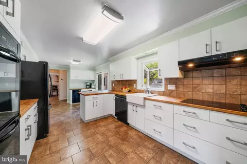 Kitchen - 601 Stone House Ln, Silver Spring, MD 20905 photo 3 of 5