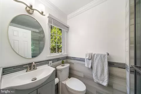 Bath - 601 Stone House Ln, Silver Spring, MD 20905 photo 3 of 5