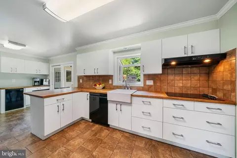 Kitchen - 601 Stone House Ln, Silver Spring, MD 20905 photo 4 of 5