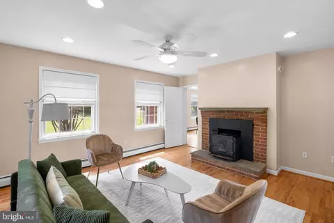 Living - 211 Olney Sandy Spring Rd, Ashton, MD 20861 photo 4 of 6