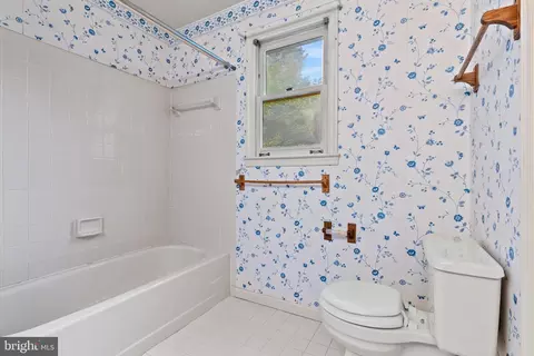 Bath - 612 Kemp Mill Forest Dr, Silver Spring, MD 20902 photo 2 of 3