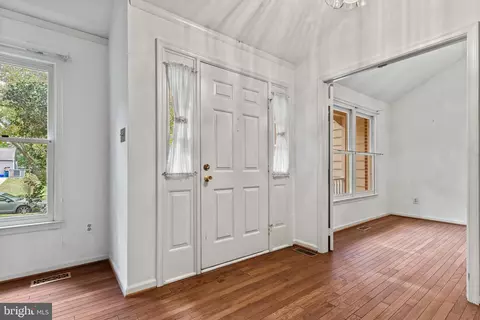 Entry Way - 612 Kemp Mill Forest Dr, Silver Spring, MD 20902 photo 2 of 5