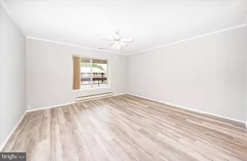 Living - 15101 Glade Dr #10-3D, Silver Spring, MD 20906 photo 7 of 8