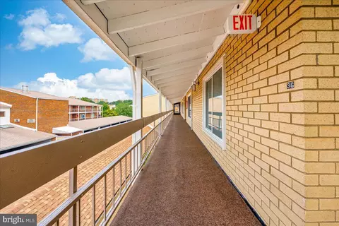 Entry Way - 15101 Glade Dr #10-3D, Silver Spring, MD 20906 photo 4 of 6