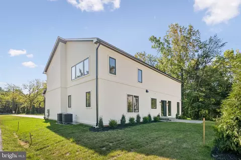 Exterior - 10200 Falls Rd, Potomac, MD 20854 photo 3 of 4